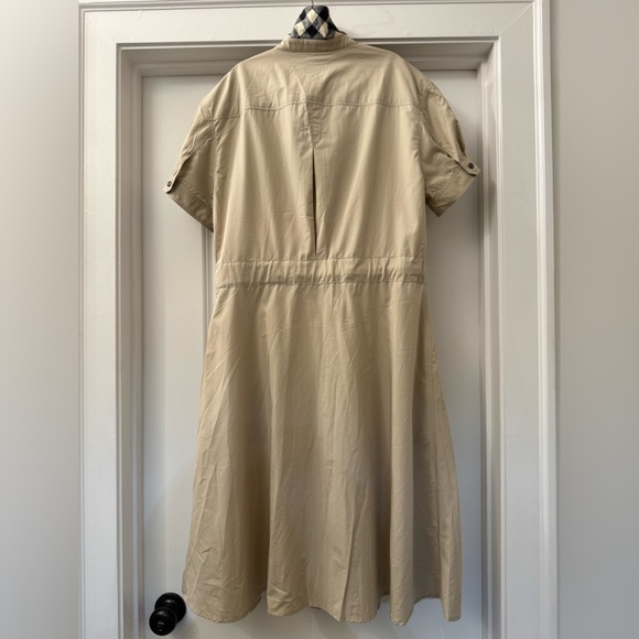 Classic Burberry Dress with Checked Collar and Belt - Picture 4 of 4